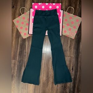 NWT VS PINK Size MEDIUM Hunter Green Seamless Cable Knit Flare Legging.